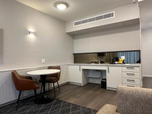 スコーンにあるThe Gable Innの部屋にテーブルと椅子のあるキッチン +23枚の写真