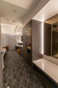 una camera d'albergo con corridoio e bagno di The Gable Inn a Scone