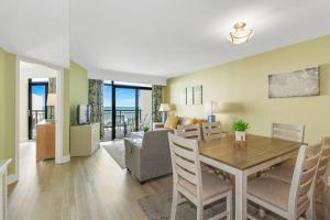 uma sala de jantar e sala de estar com uma mesa e um sofá em Breathtaking Oceanfront 3BR,2BA Suite/Grand Cayman 451 em Myrtle Beach