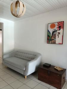 ein Wohnzimmer mit einem Sofa und einem Tisch in der Unterkunft Villa Korail Caraibes in Les Trois-Îlets