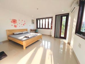 a bedroom with a bed in a room at kenzpi Home in Thôn Lại Thê
