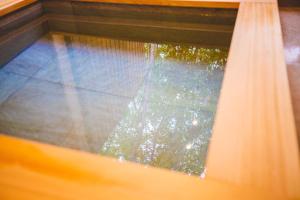 un primer plano de una ventana con una cortina en SAUNA FOREST CABIN Karuizawa Miyota - Vacation STAY 23219v en Oiwake
