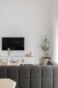 TV a/nebo společenská místnost v ubytování The Mayfield -Byron Bay