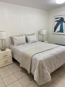 een slaapkamer met een bed met 2 nachtkastjes en 2 lampen bij Zona Río, 2 Bedrooms 2Bath, Gated! in Agua Caliente
