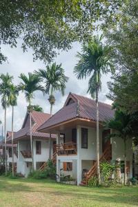 拜縣的住宿－Betel Palm Village - Casa Retreat，前面有棕榈树的房子