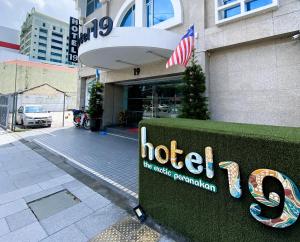 una señal de hotel frente a un edificio en Hotel 19, Penang, en George Town