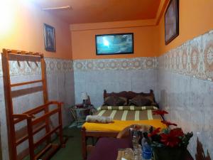 TV a/nebo společenská místnost v ubytování Cool Land Hot Hut Rooms & Restaurant
