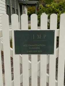 弗林德斯的住宿－JMP FLINDERS ACCOMODATION，白色栅栏上的标志