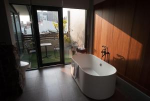 y baño con bañera y ventana grande. en 未艾公寓WeLove Apartment en Hsin-ying