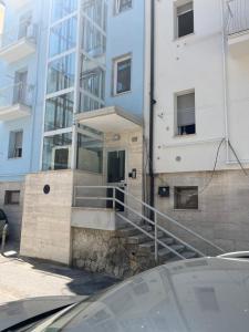 ein Gebäude mit einer Treppe vor einem Gebäude in der Unterkunft D&V MAISON in Potenza