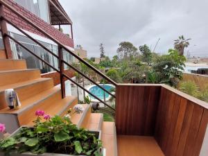 einen Balkon eines Hauses mit Treppen und Pflanzen in der Unterkunft Villa Del Solar in Asia