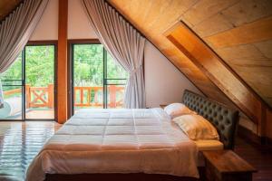 מיטה או מיטות בחדר ב-Khao Yai Log House