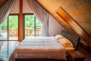 Postel nebo postele na pokoji v ubytování Khao Yai Log House