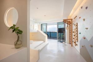 a room with a climbing wall and a stair case at Sanya Phoenix Island Yuejia flat in Sanya