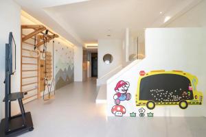 三亜市にあるSanya Phoenix Island Yuejia flatの黄色のキャラバン壁画が施された子供部屋