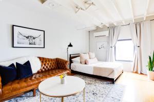 Postel nebo postele na pokoji v ubytování Stellar Suites