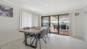 uma sala de jantar com mesa e cadeiras em Hooked On Hibbard em Port Macquarie