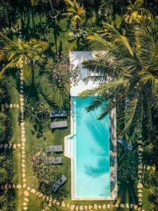 una vista aérea de una piscina con palmeras en Reset Lombok Hotel, en Kuta Lombok