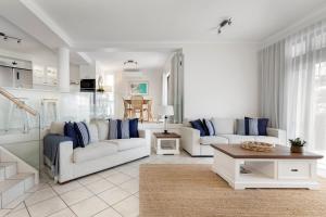 サンシャインビーチにある1 Craiglea Lodge Prime Location Right at the Beach Views Poolのリビングルーム(白いソファ2台、テーブル付)