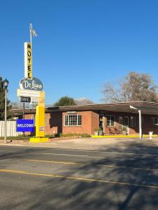 een mobiloco benzinestation met een bord ervoor bij DeLano Motel & RV Park Beaver in Beaver