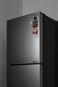 ジョージタウンにあるBrown Mansion CoLivingの磁石を使用したキッチン(冷蔵庫付)