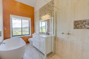 een badkamer met een bad, een wastafel en een raam bij Sunset Ridge in Buffalo River
