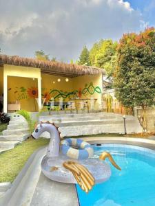 een zwembad met een zwaan in een huis bij Villa Rancak in Bogor