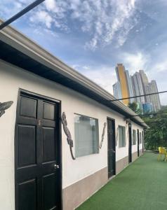 un edificio con decorazioni lucertola sul lato di Hostal Loco Coco Loco a Città di Panama