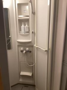 Una puerta de refrigerador con dos botellas de leche. en Sana Inn Town en Wakayama