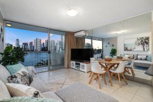 uma sala de estar com um sofá e uma mesa em Amazing Water Views Surfers Paradise em Gold Coast