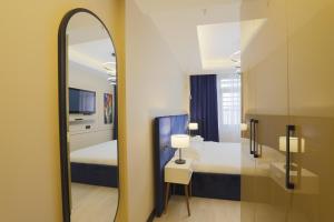 um espelho num quarto de hotel com um quarto em Ravello Suites Taksim em Istambul