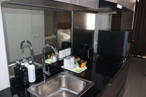 Η κουζίνα ή μικρή κουζίνα στο Cozy Studio Unit @Ciputra World Surabaya