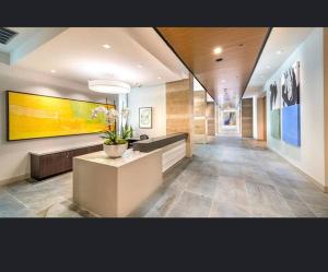 Luxurious & cozy 2bedroom/2bath apt downtwn Dallas في دالاس: لوبي مبنى به مكتب استقبال ولوحات