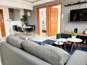 a living room with a couch and a table at Beautiful Apartment, Airport, Downtown, Foro Sol in Mexico City
