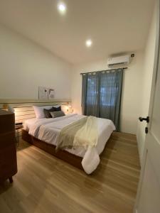 Padalarang的住宿－Haha house，一间卧室设有一张大床和一个窗户。