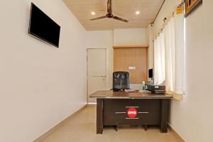 een kamer met een bureau met een stopbord erop bij OYO Flagship R V Palce in Gorakhpur