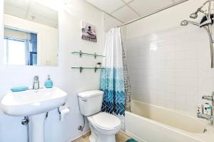 Bilik mandi di Industrial-Style Cityscape 1 Bedroom Loft +23 gambar
