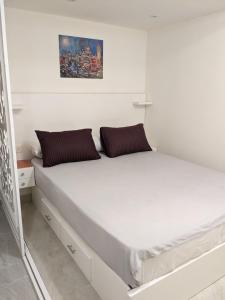 un letto bianco con due cuscini sopra di fully finished, very cozy and comfortable studio -Marina city Residence a Port Ghalib