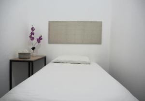 מיטה או מיטות בחדר ב-OYO 93311 Pesona Orange Homestay