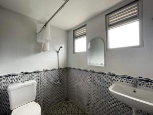 łazienka z toaletą i umywalką w obiekcie OYO 93311 Pesona Orange Homestay w mieście Padang