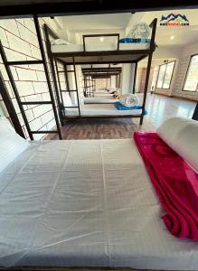 究希瑪斯的住宿－Auli Hostel，一间卧室配有双层床
