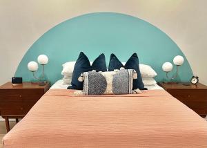 路易維爾的住宿－Stellar Suites，一张带橙色毯子和枕头的床