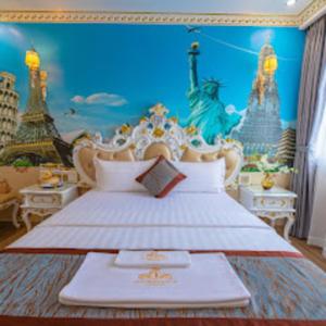 1 dormitorio con 1 cama extragrande y un mural de Disney en Khách Sạn Cường Thanh 3, en Ho Chi Minh