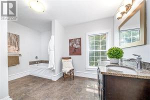 ein weißes Badezimmer mit einer Badewanne und einem Waschbecken in der Unterkunft Runaway Bay Guest House in Hillier