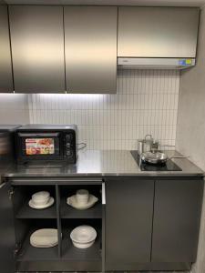 Kuchyň nebo kuchyňský kout v ubytování KOZAYO Hongdae Hostel
