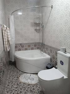 W łazience znajduje się toaleta, wanna i umywalka. w obiekcie Hotel DARI-ZANJIR family guest house w Samarkandzie