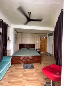 Un pat sau paturi într-o cameră la Dhauladhar Homes