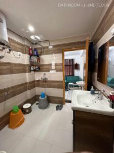 y baño con lavabo y ducha. en Dhauladhar Homes, en Dharamshala