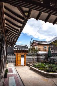 Gongju的住宿－Bonghwangjae Hanok Guesthouse，享有带庭院的建筑的外部景色