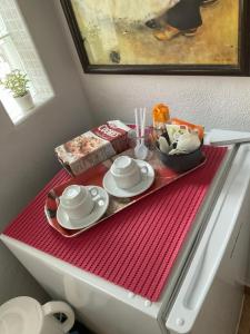 una mesa con un mantel rojo con comida. en Casita Relaks en Camposol